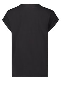 Camiseta negra de manga corta hecha de tela suave, con escote redondo y un ajuste relajado, mangas remangadas y diseño liso.