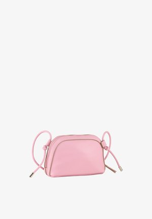 Różowa skórzana torebka crossbody z złotymi akcentami, zaokrąglonym kształtem, zamek błyskawiczny i regulowanym paskiem. Gładka tekstura z minimalnymi detalami.