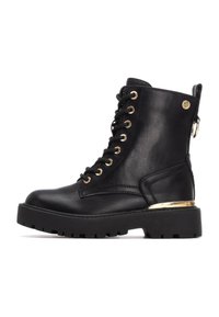 Botas de tobillo negras con cordones, hechas de cuero y con suela gruesa, adornos de hardware dorado y un lazo lateral para facilitar el uso.