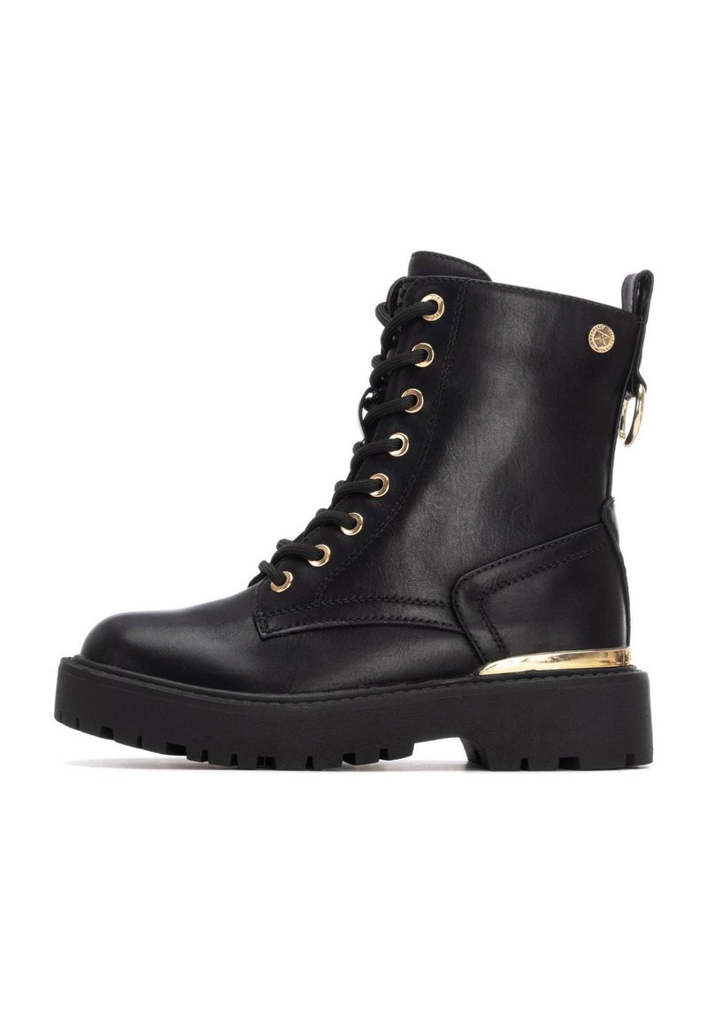 Botas de tobillo negras con cordones, hechas de cuero y con suela gruesa, adornos de hardware dorado y un lazo lateral para facilitar el uso.