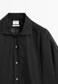 Schwarze Leinenbluse mit klassischem Kragen, mit einer Knopfverschlussfront und subtiler Struktur, gekennzeichnet mit "Massimo Dutti Studio."