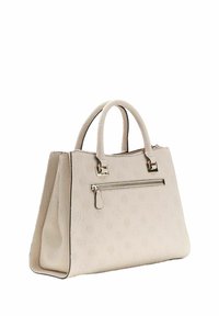 Borsa a tracolla in pelle beige goffrata con due manici arrotondati, tasca esterna con zip e dettagli in argento lucido. Design strutturato con base piatta.