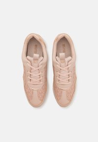 Vaaleanpunaiset sneakerit, joissa on teksturoitu päällinen, nauhakiinnitys ja logotunnukset. Ominaisuuksiin kuuluvat pehmustettu pohja ja kuminen ulkopohja, joka tarjoaa tuntuman.