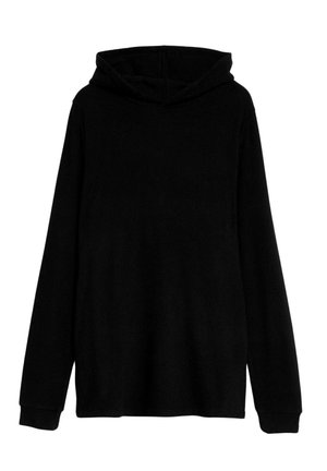 Svart hoodie i mjuk tyg, med en framficka, långa ärmar och en huva med dragsko. Minimalistisk design utan synliga mönster.