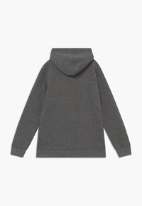 Grå huvtröja med en mjuk textur, utrustad med en känguruficka och ribbade muddar och nederkant. Designen inkluderar en foder i huvan för extra värme.