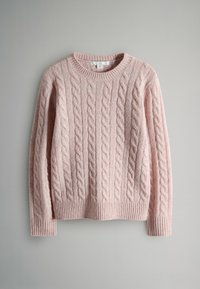 Sweter w warkocz w jasnoróżowym kolorze, z okrągłym dekoltem oraz ściągaczami na mankietach i u dołu. Wykonany z miękkiego, teksturowanego materiału.