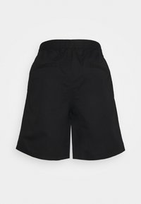 Shorts décontractés noirs avec taille élastique et deux poches arrière, présentés sur un fond blanc.