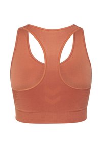 Naadloze sportbeha in roestkleur met racerback, brede bandjes en een brede geribde zoom voor ondersteuning, gezien vanaf de achterkant.