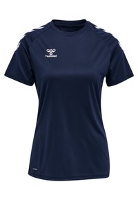 Námořnická modrá sportovní košile vyrobená z materiálu odvádějícího vlhkost. Má krátké rukávy, kulatý výstřih a bílé logo s chevronovým akcentem na ramenou.