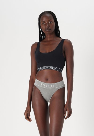 Schwarzes Crop-Top mit einem Polo Ralph Lauren Logo-Band; kombiniert mit hellgrauen, gerippten String-Tangas mit einem kontrastierenden Logo-Bund.