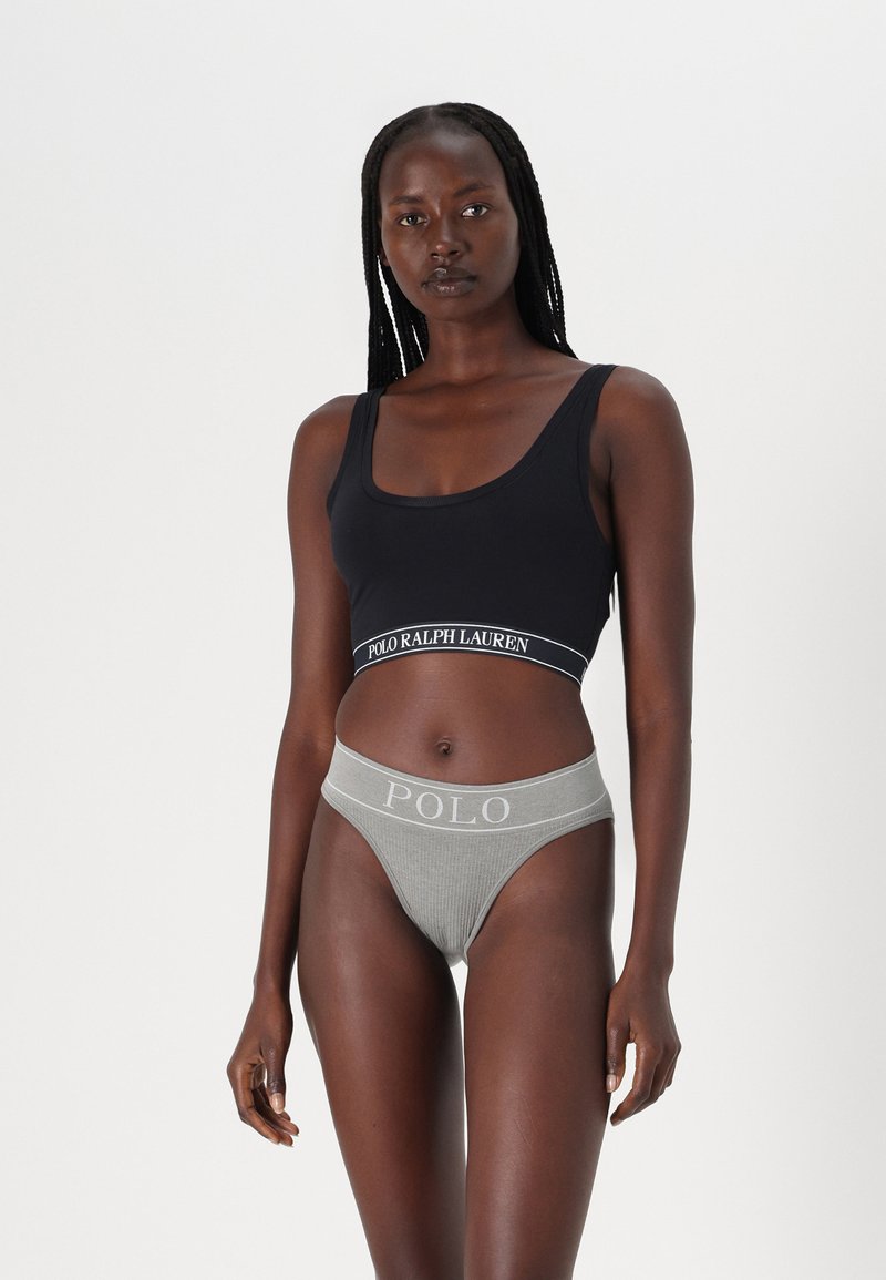 Svart croppad topp med en Polo Ralph Lauren-logoband; tillsammans med ljusgrå ribbad stringtrosor med en kontrasterande logobrand.