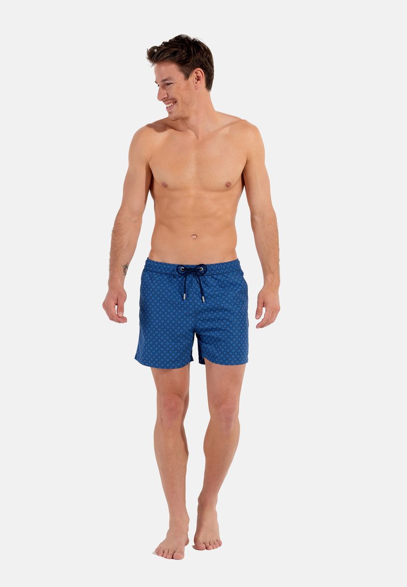 Shorts de bain bleus à motifs avec taille élastique et cordon de serrage. Fabriqués en matériau léger, présentant un motif en losanges.