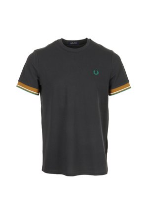 Camiseta de manga corta gris oscuro con puños a rayas verdes y mostaza y un pequeño logo de corona de laurel verde en el pecho izquierdo.