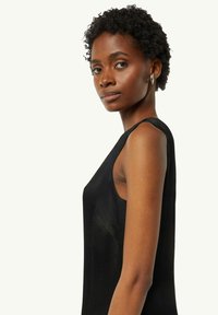 Czarna sukienka bez rękawów o teksturowanej powierzchni, dopasowanym kroju i nowoczesnym dekolcie; minimalistyczny design podkreślający splot materiału.