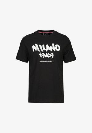 Zwarte katoenen t-shirt met opvallende witte tekst "MILANO 19/69" en "Brilliant since 2001" gedrukt op de voorkant. Korte mouwen en ronde halslijn.
