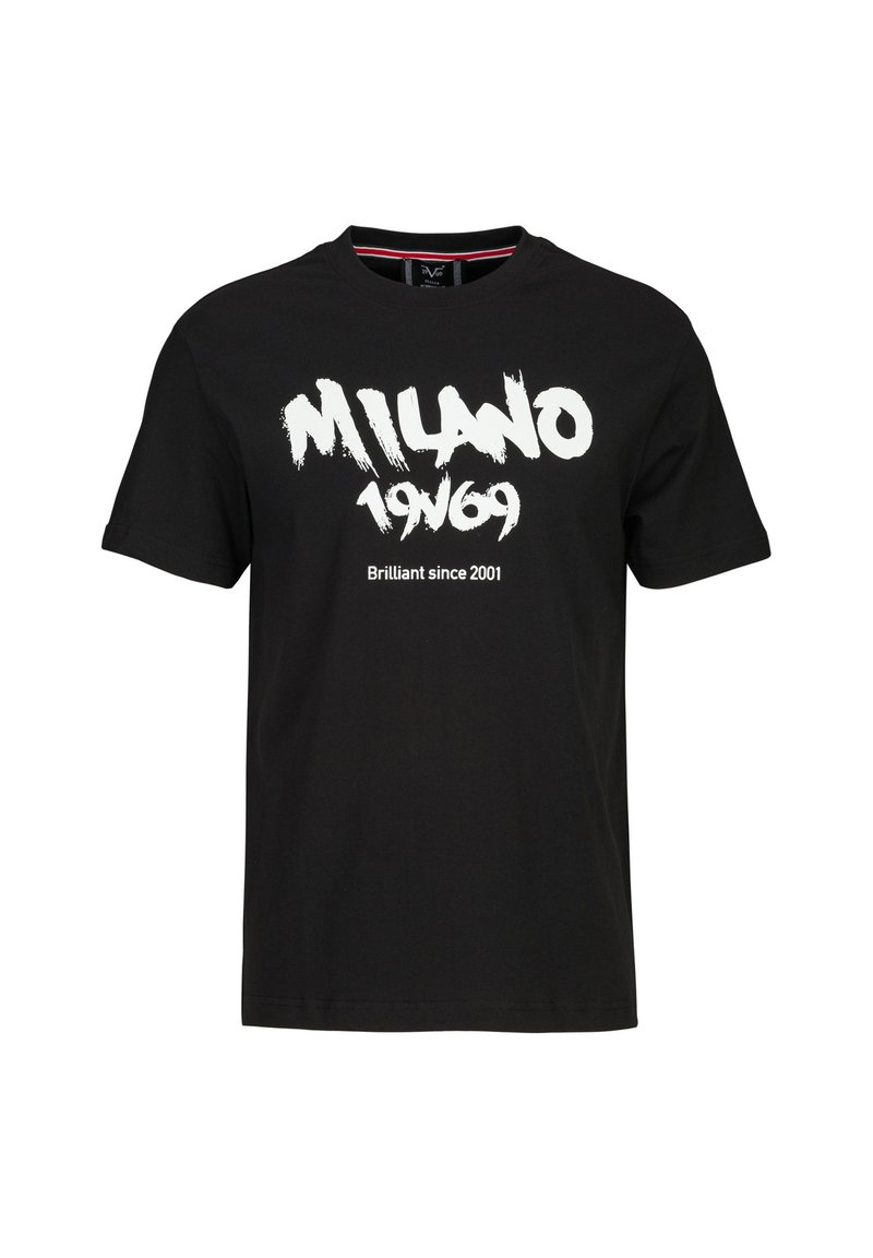 Schwarzes Baumwoll-T-Shirt mit fettem weißen Text "MILANO 19/69" und "Brilliant seit 2001" auf der Vorderseite bedruckt. Kurze Ärmel und Rundhalsausschnitt.