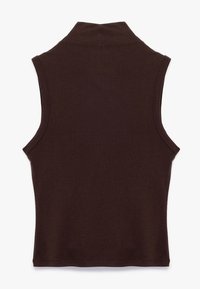 Brązowy bezrękawnik z wysokim kołnierzem, wykonany z gładkiego, nieco elastycznego materiału. Charakteryzuje się prostymi liniami i brakiem widocznych wzorów.