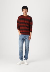 Selected Homme SLHRAI OMBRE CREW NECK - Pulover - red ochre/chocolate torte