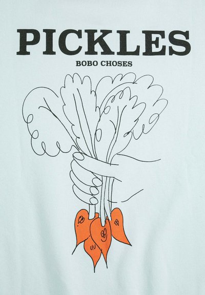 Main tenant trois radis orange avec des tiges feuillues, texte en gras au-dessus indiquant "PICKLES" et texte plus petit en dessous "BOBO CHOSES".