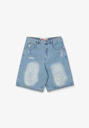 Lichtblauwe denim shorts met verwerkte plekken, voorzien van een vredessymbool patch aan de voorkant en een ontspannen pasvorm.