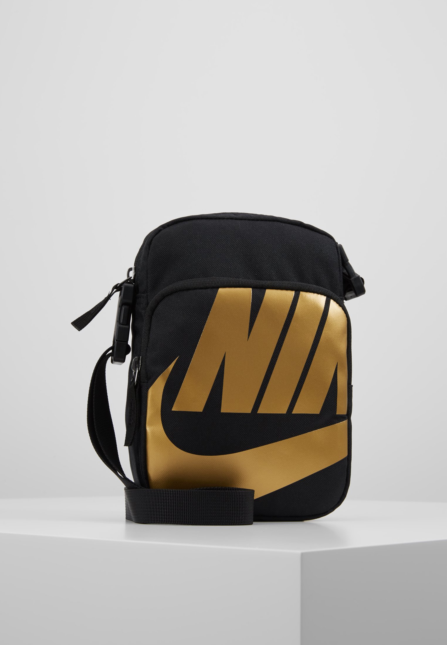 nike sportswear heritage metallic
