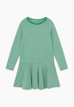 Langärmliges Kleid mit grünen und weißen horizontalen Streifen und einem ausgestellten Rockteil mit passenden Streifen auf weißem Hintergrund.