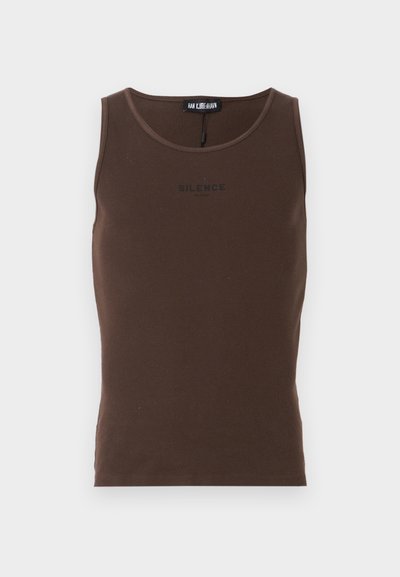 Top de tanque castanho com textura canelada, apresentando um decote redondo e a inscrição "SILENCE" em preto na parte da frente. Feito de um material suave e elástico.