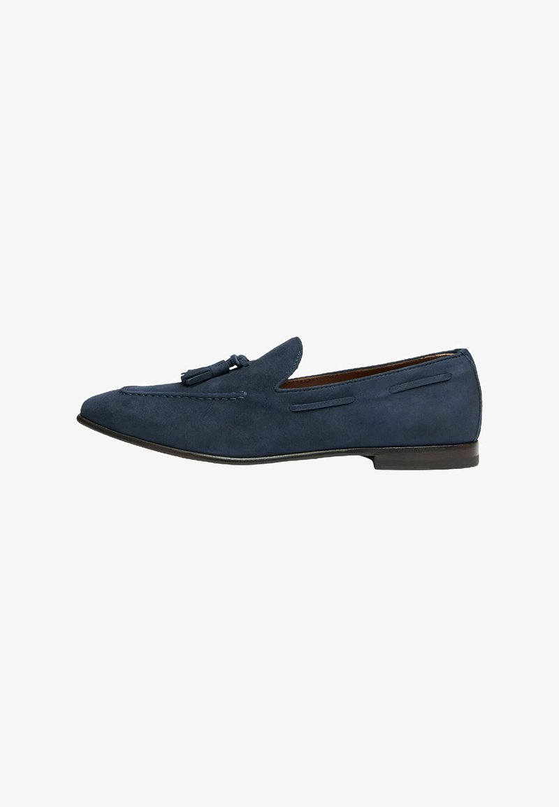 Mornji plavi suede muški loafer s detaljima od resica, niskom petom i šivenim šavovima, prikazan sa strane na bijeloj pozadini.