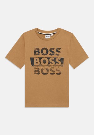 Brun bomulls t-skjorte med rund hals, med et gjentatt slitt "BOSS"-grafikk i svart over fronten. Korte ermer, standard passform.