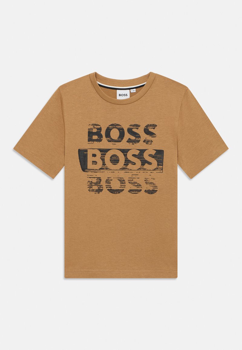 Brūns kokvilnas t-krekls ar apaļu kaklu, kuram pa priekšpusi ir melna atkārtota nolietota "BOSS" grafika. Īsās piedurknes, standarta piegriezums.