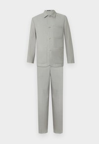 Gaiši pelēks uzvalks, kas izgatavots no gludas auduma, ar aizpogājamu žaketi ar vienu kabatu un saskaņotiem biksēm ar taisnām kājām.