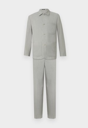 Helles graues Anzug, hergestellt aus glattem Stoff, mit einer knöpfbaren Jacke mit einer Tasche und passenden Hosen mit geraden Beinen.