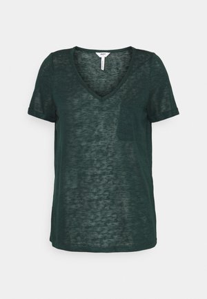 Dunkelgrünes T-Shirt mit kurzen Ärmeln und V-Ausschnitt, mit einer kleinen Brusttasche, aus leichtem, leicht durchsichtigem Stoff gefertigt.