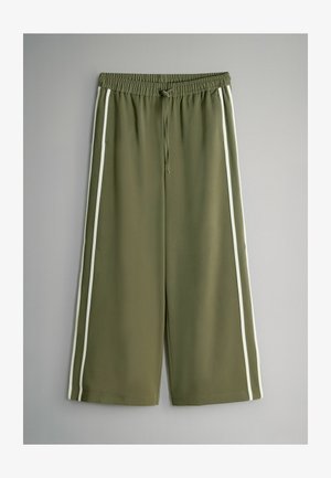 Olivengrønne shorts med hvide striber i siden, elastisk taljebånd, snoretrækdetalje og en glat, let tekstur.