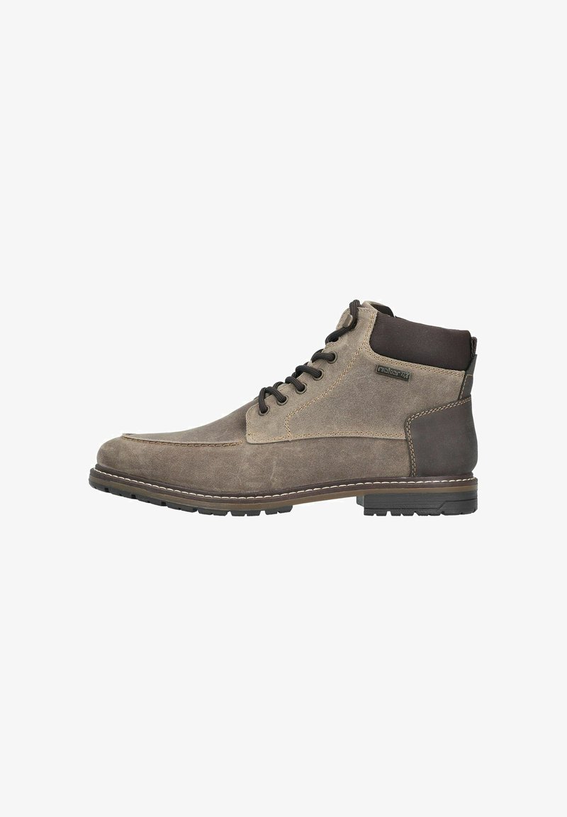 Botas de cuero marrón hasta el tobillo con un acabado texturizado, punta redonda y cordones en la parte delantera. Detalles en marrón oscuro y suela de goma resistente.