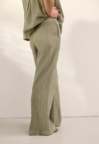 Next TALL FIT WIDE TEXTURED  - Kalhoty - khaki green