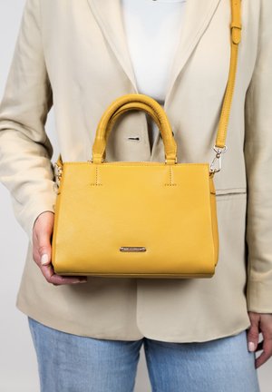 Geel faux leren handtas met dubbele handvatten, afneembare schouderriem en een gladde textuur. Voorzien van een zilverkleurig logo-accent.