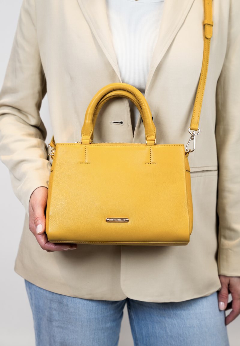 Geel faux leren handtas met dubbele handvatten, afneembare schouderriem en een gladde textuur. Voorzien van een zilverkleurig logo-accent.