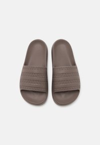 adidas Originals ADILETTE AYOON - Šľapky - earth strata/sand strata