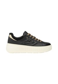 Sneaker in pelle nera con suola piatta bianca, dotata di occhielli e lacci in tono oro, con accenti beige a contrasto sul tallone.