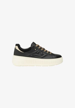 Sneaker in pelle nera con suola piatta bianca, dotata di occhielli e lacci in tono oro, con accenti beige a contrasto sul tallone.