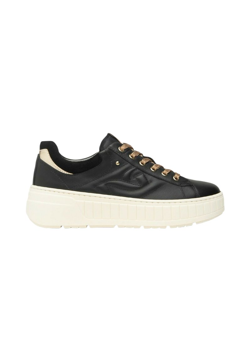 Sneaker in pelle nera con suola piatta bianca, dotata di occhielli e lacci in tono oro, con accenti beige a contrasto sul tallone.