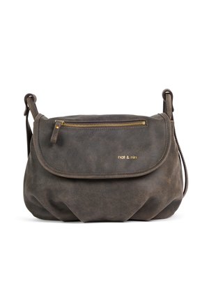 Dunkelbraune Veloursleder-Schultertasche mit Frontreißverschlusstasche, geschwungenem Klappverschluss, verstellbarem Schulterriemen und kleinem goldfarbenem "nat & nin" Logo auf dem Klappverschluss.