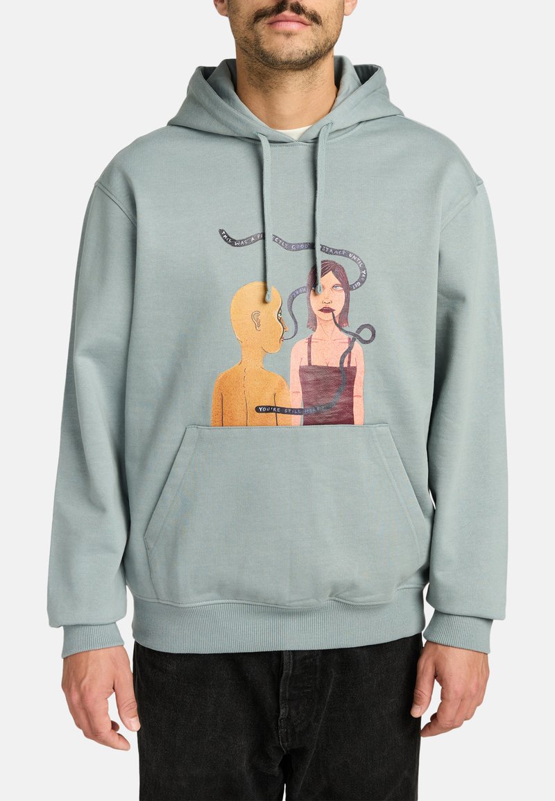 Mintgroene hoodie met een voorzak, met een grafisch ontwerp van twee figuren met gekleurde accenten en een losse pasvorm.