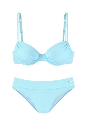 Ensemble de bikini bleu clair avec un design côtelé texturé. Le haut comprend des bretelles réglables et un soutien-gorge avec armatures. Le bas est taille moyenne.