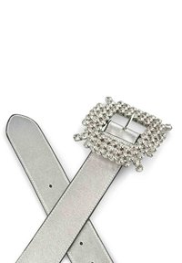 Cinturón de imitación de cuero plateado con una hebilla grande adornada con rhinestones, que presenta una forma rectangular y una textura suave.