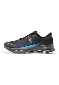 Chaussure de sport noire avec un accent dégradé bleu, tige en tissu texturé, fermeture à lacets et semelle rembourrée avec des poches d'air visibles.