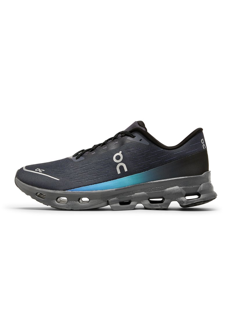 Chaussure de sport noire avec un accent dégradé bleu, tige en tissu texturé, fermeture à lacets et semelle rembourrée avec des poches d'air visibles.
