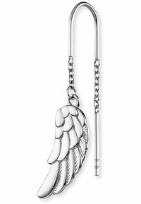 Silverörhängen med vingdesign som har lager av fjädrar, en böjd krok och kedjedetalj, som visar en polerad metallisk finish.