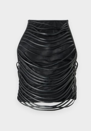 Crna suknja s višeslojnim dizajnom, koja sadrži paralelne teksturirane trake, uski siluet i glatku završnicu. Pogodna za različite prigode.